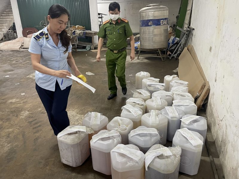 Đội QLTT số 25 kiểm tra nhà hàng Sơn Dương, phát hiện cơ sở này đang kinh doanh 480 lít rượu trắng thủ công không rõ nguồn gốc xuất xứ.