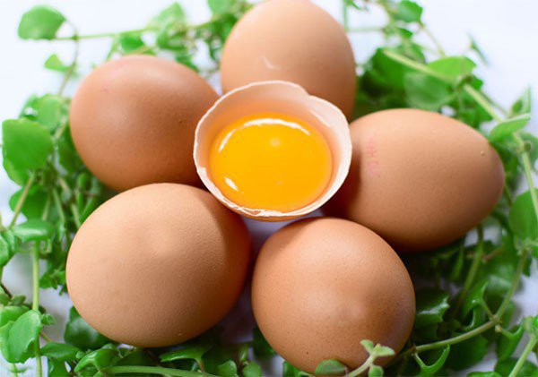 Ăn trứng gà sống có tác dụng gì là vấn đề băn khoăn của rất nhiều người.